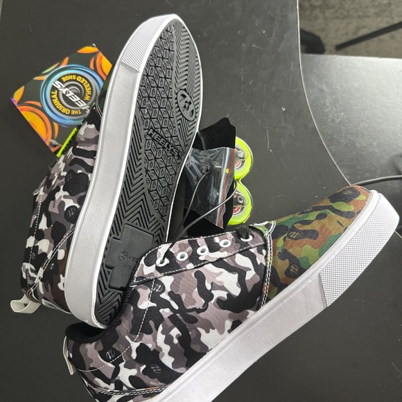 The Original HEELYS Wheeled Shoe - Picture 3 of 4